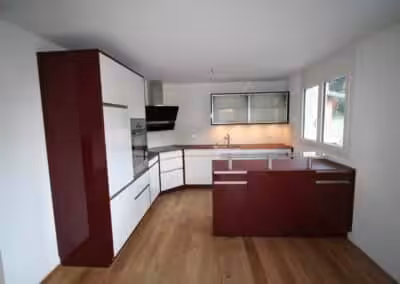 Weinrot und Weiss mit Glasabdeckung und -Rückwand