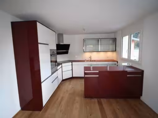 Weinrot und Weiss mit Glasabdeckung und -Rückwand