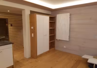 Wellnessbereich mit Holzwände -Boden -Möbel