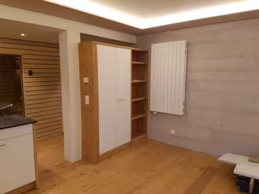 Wellnessbereich mit Holzwände -Boden -Möbel