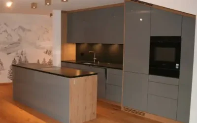 Küche mit Glanzfronten und Eiche