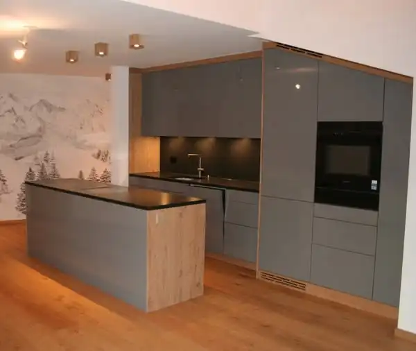 Küche mit Glanzfronten und Eiche
