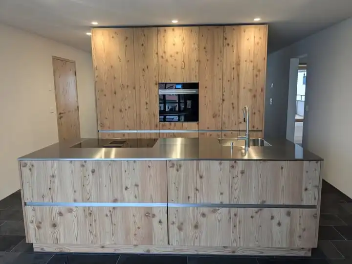 Küche in Lärchenholz